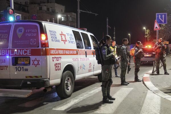 نیروهای پلیس مرزی اسرائیل محل حمله تیراندازی در نزدیکی کنیسه ای در اورشلیم را ایمن می کنند، جمعه، 27 ژانویه 2023. یک مرد مسلح فلسطینی جمعه شب در خارج از کنیسه شرقی اورشلیم تیراندازی کرد که در یکی از مرگبارترین حملات به اسرائیلی‌ها در سال‌های اخیر، چندین نفر کشته و پنج نفر دیگر زخمی شدند. مقامات پزشکی گفتند که حمله با شلیک پلیس به مرد مسلح متوقف شد. (AP Photo/Mahmoud Illean) - اسپوتنیک ایران  
