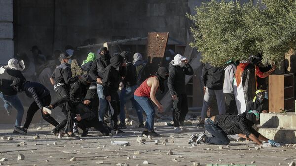 Столкновение палестинцев с израильскими силами безопасности на территории мечети Аль-Акса в Старом городе Иерусалима - اسپوتنیک ایران  