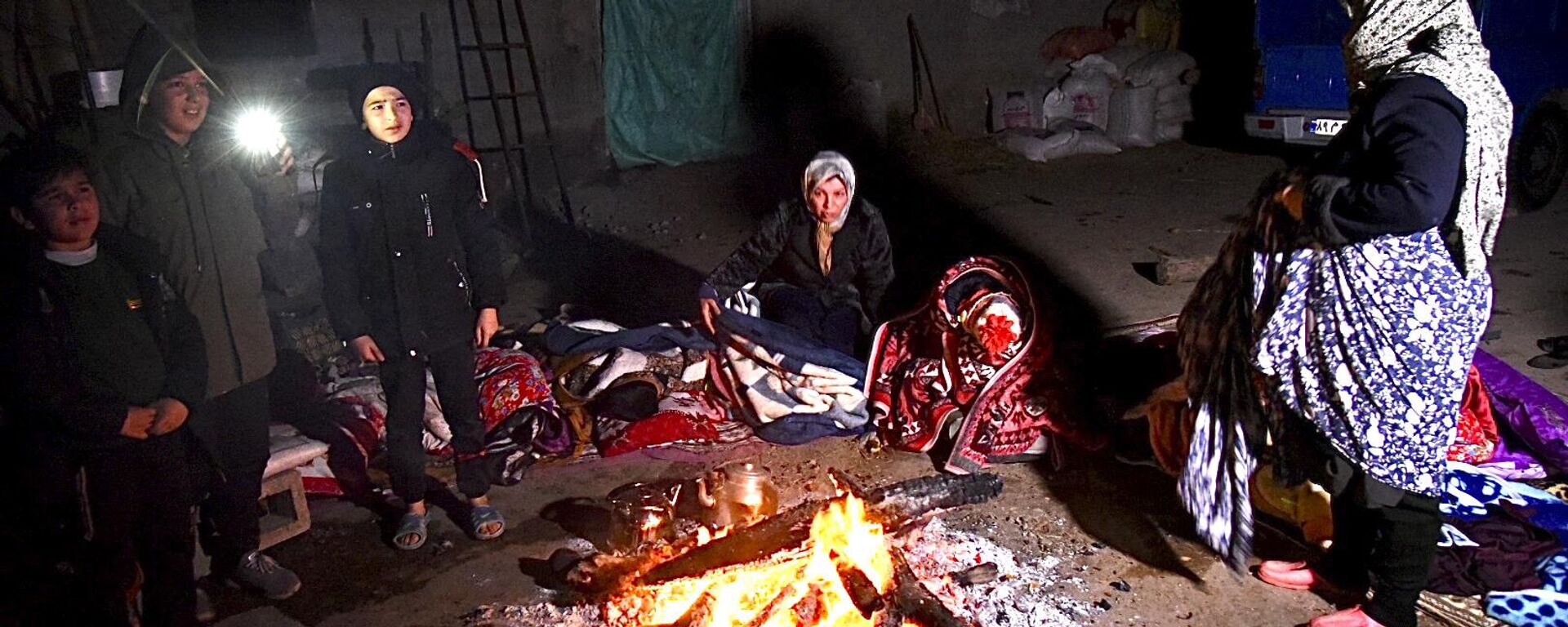 مردم گرد آتش پس از زلزله شمال غرب ایران در شهرستان خوی - اسپوتنیک ایران  , 1920, 29.01.2023