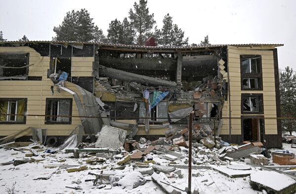 ساختمان بیمارستانی در منطقه «نووایدار» در جمهوری خلق لوهانسک که توسط ارتش اوکراین با موشک های هیمارس مورد حمله قرار گرفت. 14 نفر کشته و 24 بیمار بیمارستان و کادر پزشکی زخمی شدند. - اسپوتنیک ایران  