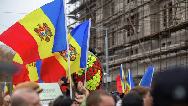 Участники акции протеста оппозиции, обвиняющие действующую власть в неспособности справиться с кризисом в Молдавии, на одной из улиц Кишинева - اسپوتنیک ایران  