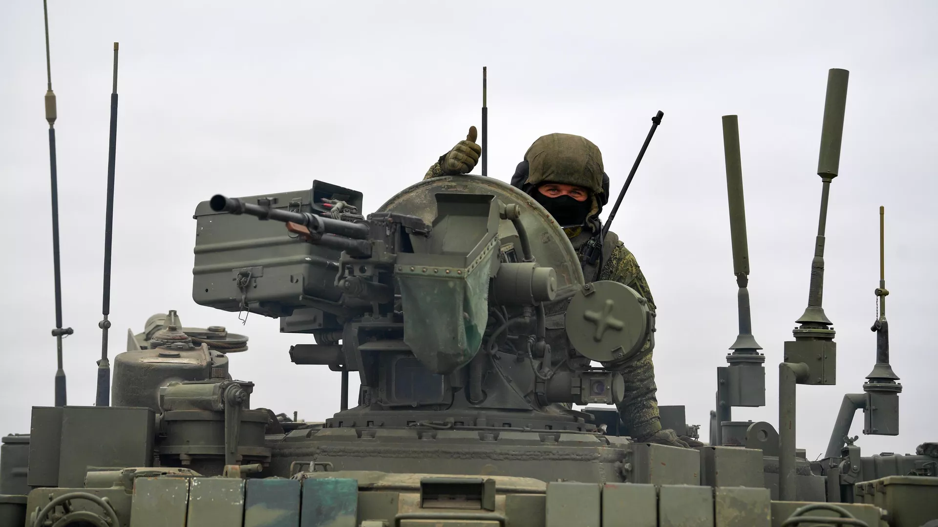 Военнослужащий инженерной бригады, проводящий разминирование территории, на бронированной машине разминирования БМР-3 в южном секторе специальной военной операции - اسپوتنیک ایران  , 1920, 02.02.2023