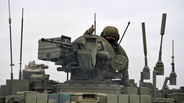 Военнослужащий инженерной бригады, проводящий разминирование территории, на бронированной машине разминирования БМР-3 в южном секторе специальной военной операции - اسپوتنیک ایران  