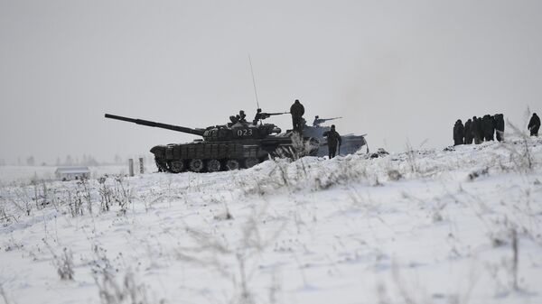 Танк Т-72 и мобилизованные военнослужащие во время подготовки на Чебаркульском полигоне в Челябинской области - اسپوتنیک ایران  