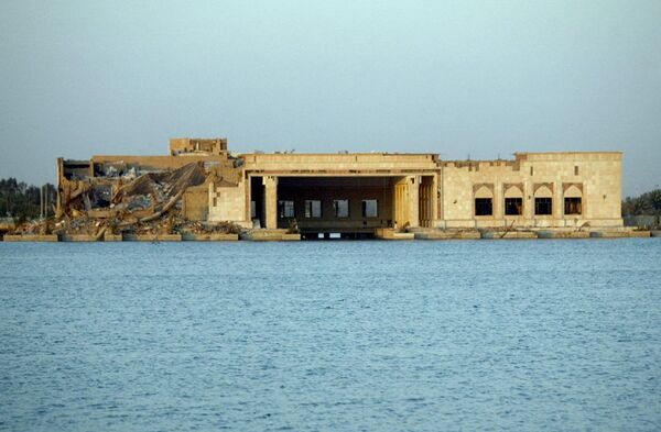 یک نمای کلی که در 21 مارس 2004 گرفته شد، کاخ رضوانیه سابق صدام حسین را در بغداد نشان می دهد. در حالی که معترضان اولین سالگرد جنگ عراق را در این آخر هفته جشن گرفتند، صدها نیروی آمریکایی بار دیگر در محله الجهاد در جنوب غربی بغداد به دنبال شورشیان یورش بردند. این عملیات پس از آن صورت می گیرد که ارتش عملیات وعده آهنین را با هدف سرکوب جنگجویان خارجی و تندروهایی که در اطراف پایتخت عراق حرکت کرده اند، آغاز کرد. عکس خبرگزاری فرانسه/کریم صاحب (عکس از کریم صاحب / خبرگزاری فرانسه) - اسپوتنیک ایران  