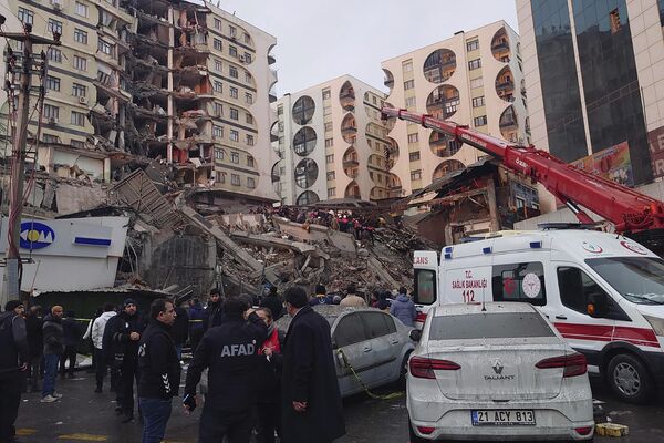 گروه امداد و نجات در محل وقوع زلزله در ترکیه. - اسپوتنیک ایران  