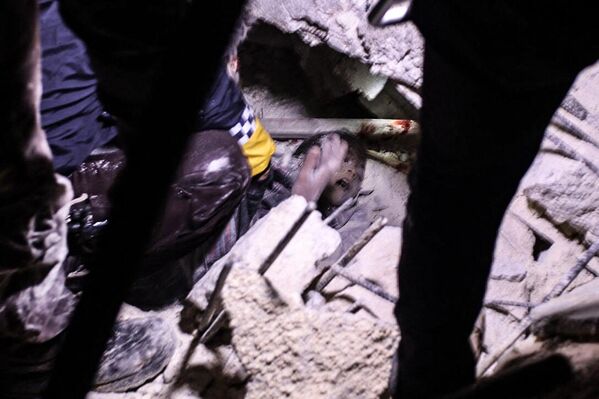 نجات یک کودک از زیر آوار پس از زلزله در اعزاز سوریه. - اسپوتنیک ایران  