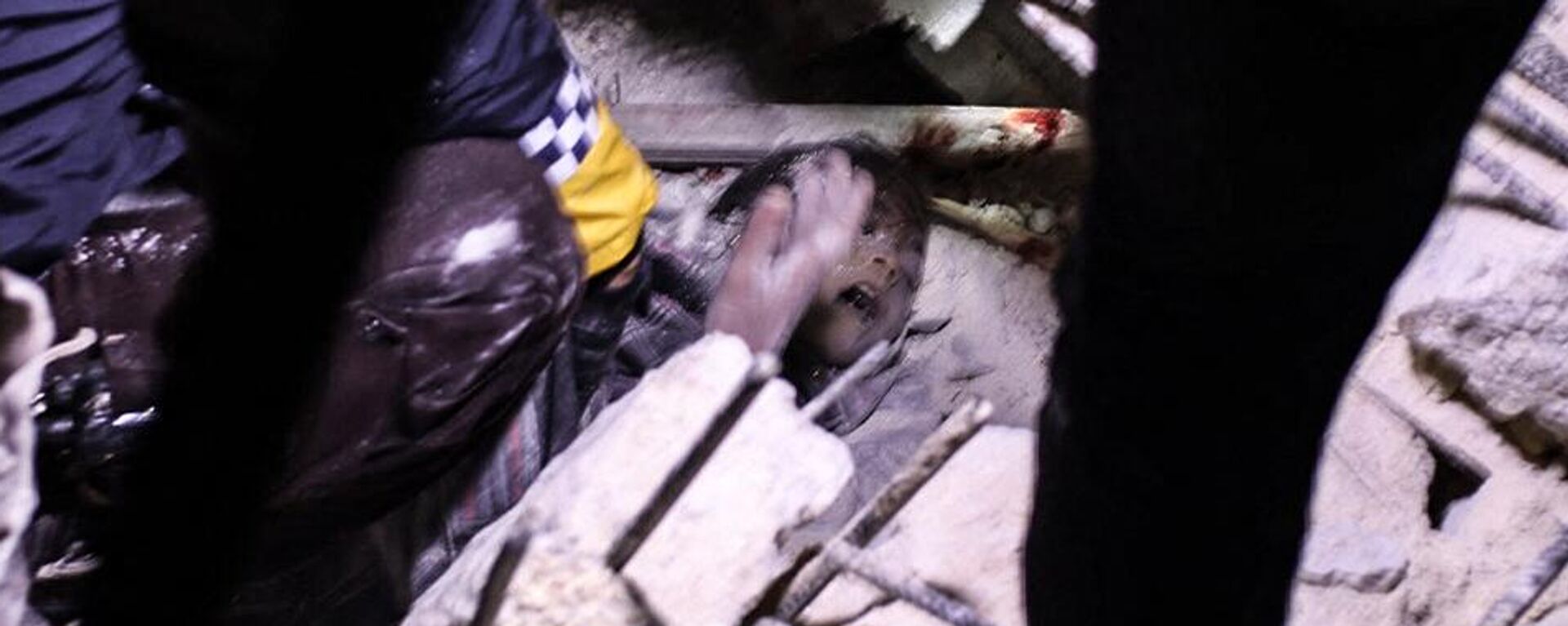 نجات یک کودک از زیر آوار پس از زلزله در اعزاز سوریه - اسپوتنیک ایران  , 1920, 06.02.2023