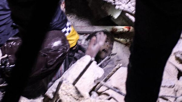 نجات یک کودک از زیر آوار پس از زلزله در اعزاز سوریه - اسپوتنیک ایران  