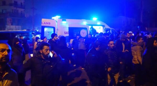 خودروهای اورژانس در جنوب شرق ترکیه پس از وقوع زمین لرزه در ترکیه آماده برای حمل مجروحان و رساندن کمک به آسیب دیدگان زمین لرزه.  - اسپوتنیک ایران  