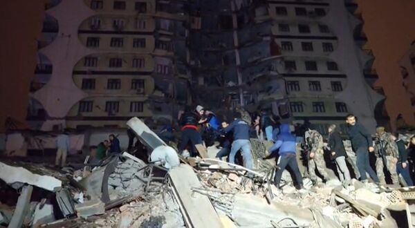 پیامد زلزله در ترکیه و نجات مردمی که زیر آوارها مانده اند. - اسپوتنیک ایران  