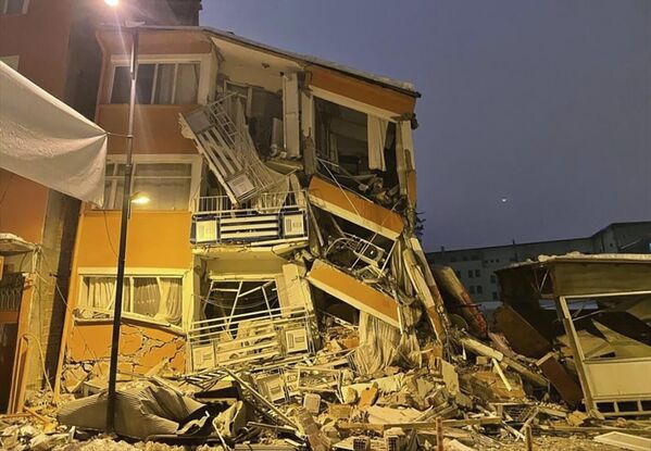 ساختمانی که پس از زمین لرزه در ترکیه فرو ریخت. - اسپوتنیک ایران  