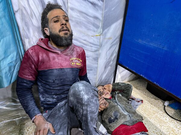 یک کودک مجروح بر اثر زلزله 6 فوریه در بخش اورژانس بیمارستان باب الحوا منتظر درمان است. - اسپوتنیک ایران  