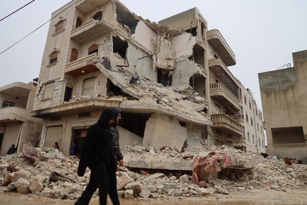 به دنبال زلزله در شهر سرمده در حومه شمال غربی استان ادلب سوریه، ساختمانی که بر اثر زمین لرزه 6 فوریه به شدت آسیب دیده است. - اسپوتنیک ایران  