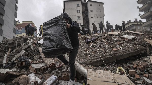 Разбор завалов и поиск жертв на месте разрушений в результате землетрясения в турецком Газиантепе - اسپوتنیک ایران  