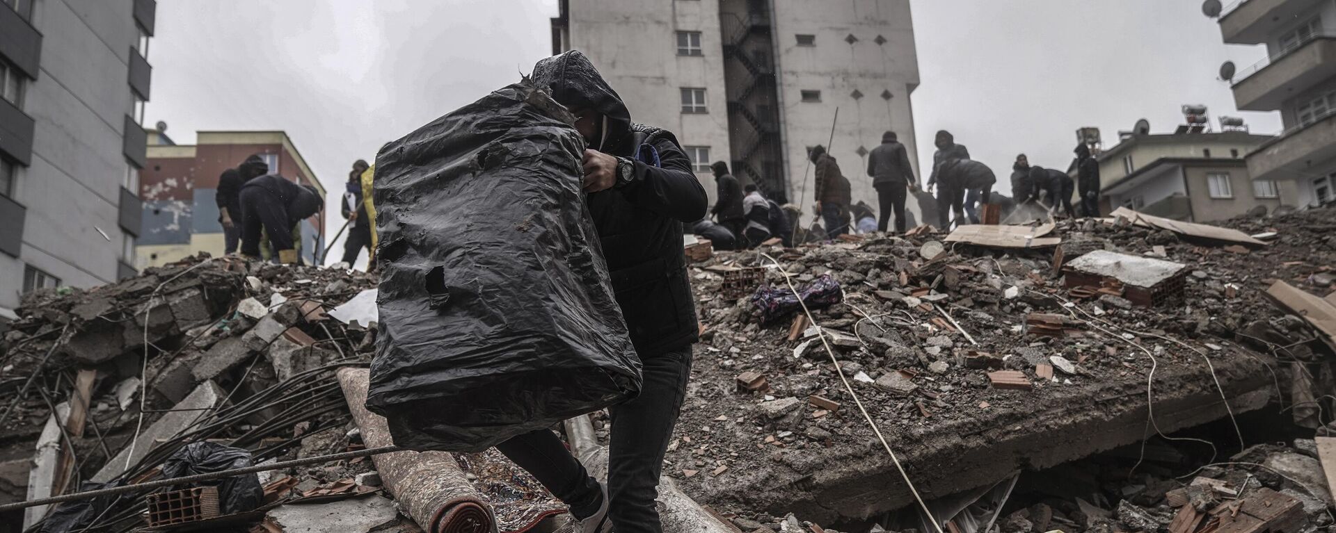 آواربرداری و جستجوی قربانیان در محل ویرانی های ناشی از زلزله در غازی اینتاپ ترکیه - اسپوتنیک ایران  , 1920, 07.02.2023