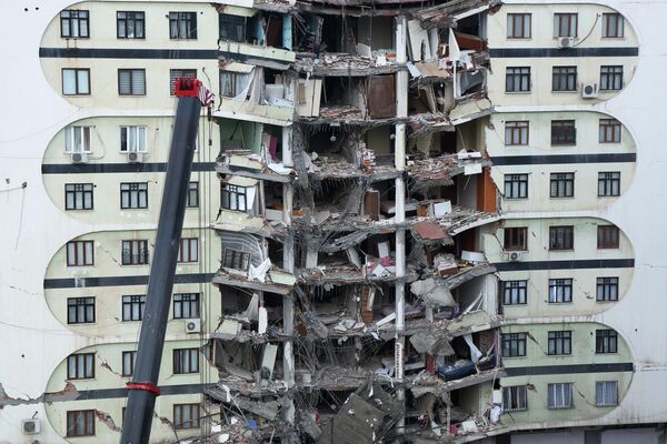 ساختمانی که بر اثر زلزله در شهر دیاربکر ترکیه ویران شد. زمین لرزه ای مهیب به بزرگی 7.7 ریشتر دوشنبه شب در استان قهرمان‌مرعش ترکیه به وقوع پیوست و منجر به ویرانی تعدادی از شهرها شد. - اسپوتنیک ایران  