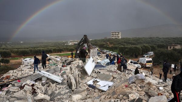 Разбор завалов и поиск жертв на месте разрушений в результате землетрясения в сирийском провинции Идлиб - اسپوتنیک ایران  