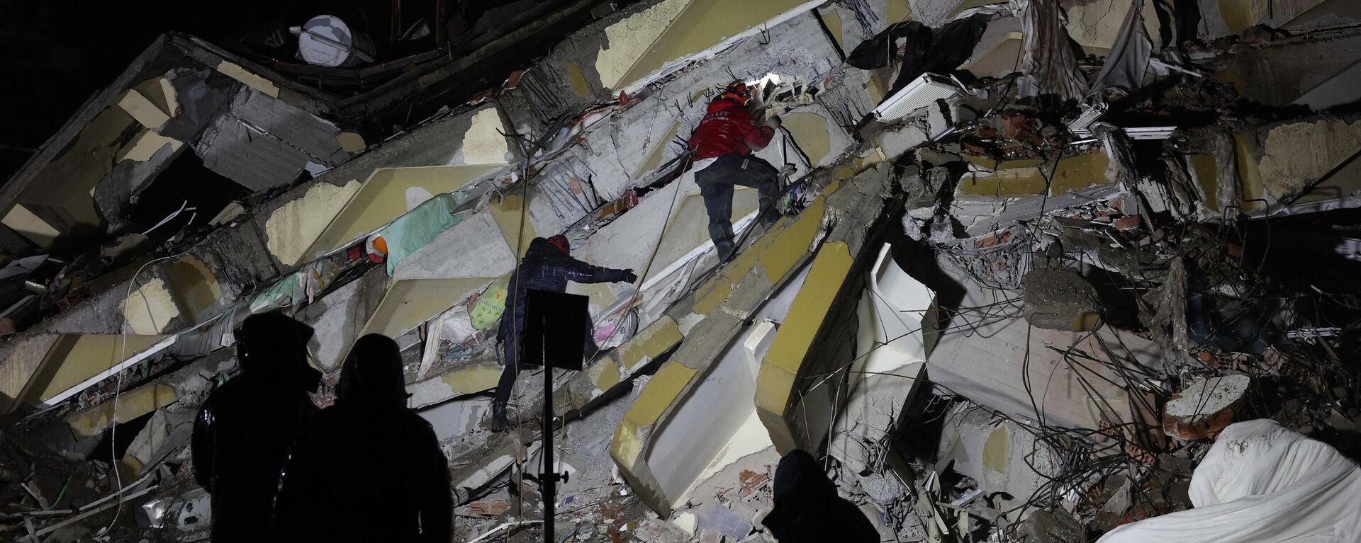 Поиск жертв на месте разрушений в результате землетрясения в турецком Кахраманмараше - اسپوتنیک ایران  , 1920, 07.02.2023