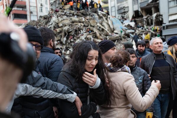 در حالی که امدادگران در 6 فوریه 2023 پس از زمین لرزه 7.8 ریشتری جنوب شرق کشور را لرزاند، یک زن در حال جستجوی بازماندگان از میان آوار ساختمان های فروریخته در آدانا است. - مجموع تلفات به بیش از 1900 نفر برای ترکیه و سوریه پس از شدیدترین زمین لرزه منطقه در نزدیک به یک قرن اخیر رسیده است. خدمات اورژانس ترکیه اعلام کرد که حداقل 1121 نفر در این زمین لرزه جان خود را از دست دادند و 783 نفر دیگر در سوریه جان باختند. (عکس از Can EROK / AFP) - اسپوتنیک ایران  