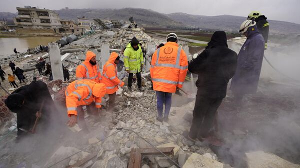 آواربرداری و جستجوی قربانیان در محل تخریب ناشی از زلزله در سوریه - اسپوتنیک ایران  