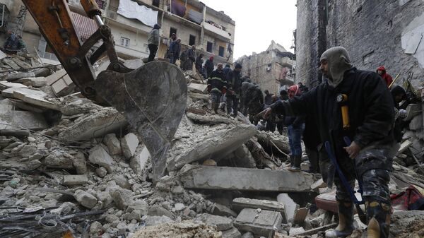 Разбор завалов и поиск жертв на месте разрушений в результате землетрясения в сирийском Алеппо  - اسپوتنیک ایران  