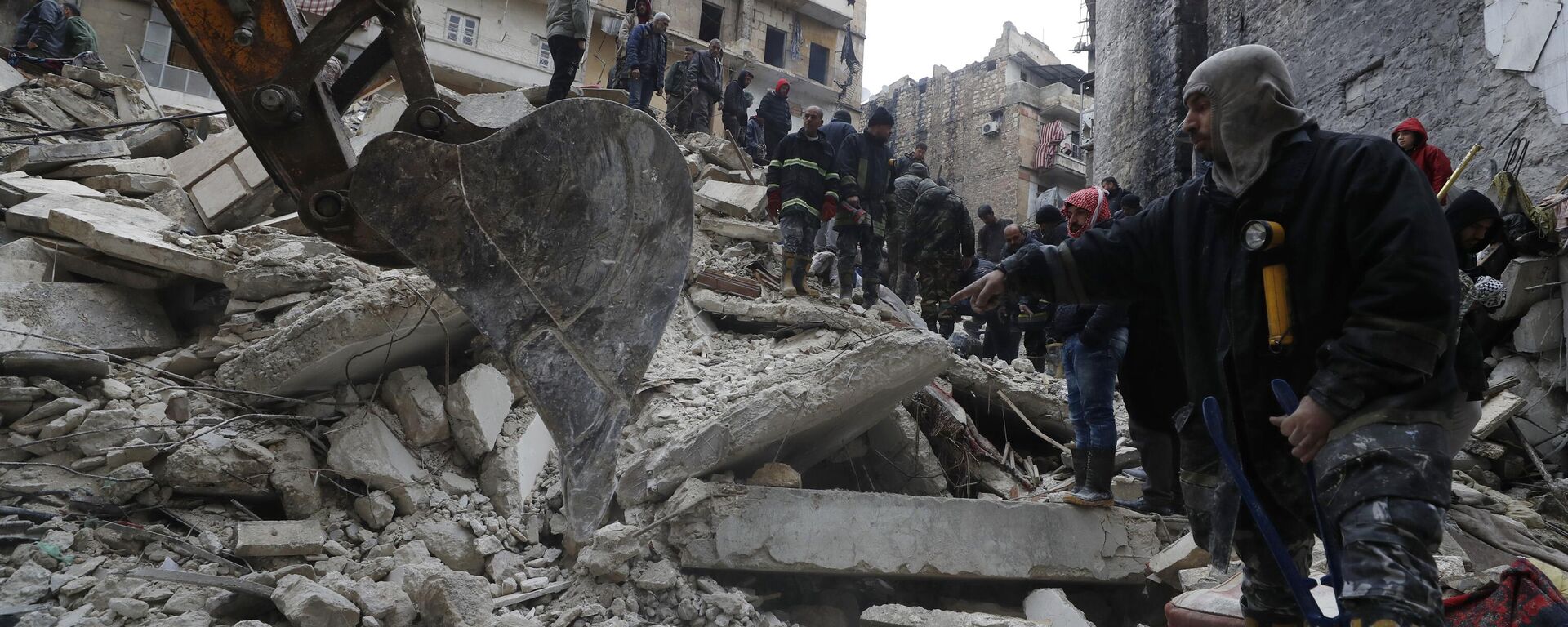 Разбор завалов и поиск жертв на месте разрушений в результате землетрясения в сирийском Алеппо  - اسپوتنیک ایران  , 1920, 07.02.2023
