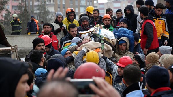 نجات یک زن از زیر آوار زلزله در ترکیه پس از 32 ساعت - اسپوتنیک ایران  