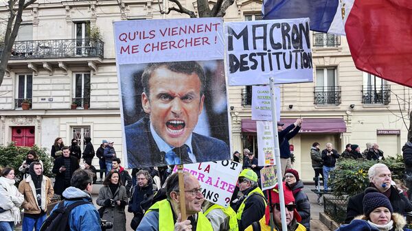 Участники акции протеста в Париже против повышения пенсионного возраста во Франции - اسپوتنیک ایران  