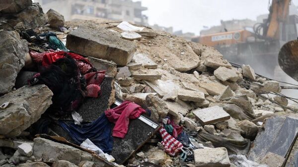 Личные вещи жителей дома, разрушенного в результате землетрясения в сирийском Алеппо - اسپوتنیک ایران  