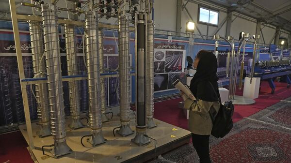 Студент смотрит на центрифуги иранского производства на выставке ядерных достижений в Тегеране, Иран - اسپوتنیک ایران  