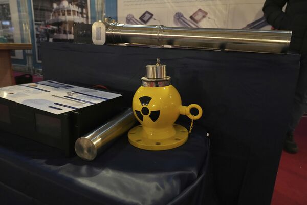 سیستم اندازه‌گیری هسته‌ای ساخت ایران در نمایشگاهی از دستاوردهای هسته‌ای ایران در تهران، روز چهارشنبه 8 فوریه 2023 به نمایش گذاشته شده است. - اسپوتنیک ایران  