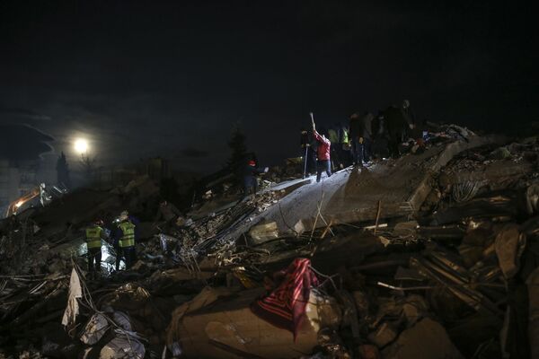 تیم‌های امداد مشغول جستجوی افراد در ساختمان ویران‌شده، در آدیامان، جنوب شرقی ترکیه، چهارشنبه، 8 فوریه 2023 هستند. - اسپوتنیک ایران  