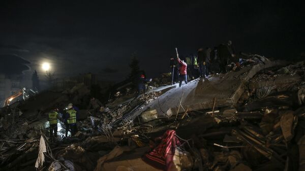 Спасатели обыскивают обломки рухнувшего здания в Адиямане - اسپوتنیک ایران  