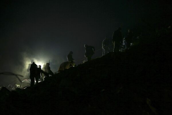 تیم های امداد مشغول جستجوی افراد در یک ساختمان ویران شده، در آدیامان، چهارشنبه، 8 فوریه 2023 هستند. - اسپوتنیک ایران  