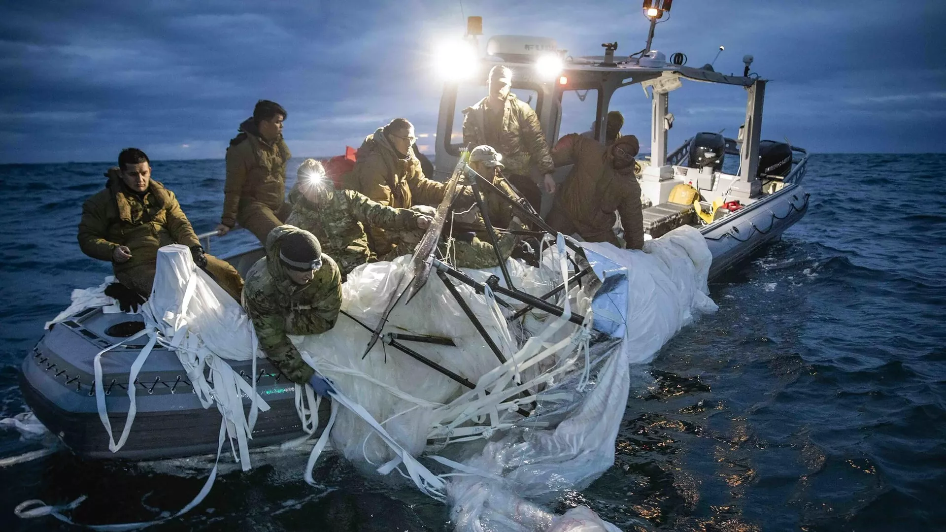 Моряки, приписанные к группе по обезвреживанию взрывоопасных предметов, поднимают китайский высотный аэростат у побережья Миртл-Бич, Южная Каролина Моряки, приписанные к группе по обезвреживанию взрывоопасных предметов, поднимают китайский высотный аэростат у побережья Миртл-Бич, Южная Каролина - اسپوتنیک ایران , 1920, 09.02.2023