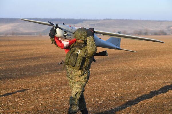 سربازان ارتش روسیه در بخش جنوبی عملیات ویژه، پهپاد &quot;اورلان-10 او&quot; را بعد از امتحان انتقال می‌دهد. - اسپوتنیک ایران  