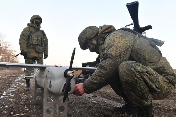 سربازان ارتش روسیه در بخش جنوبی عملیات ویژه، پهپاد &quot;اورلان-10 او&quot; را آماده می کنند. - اسپوتنیک ایران  
