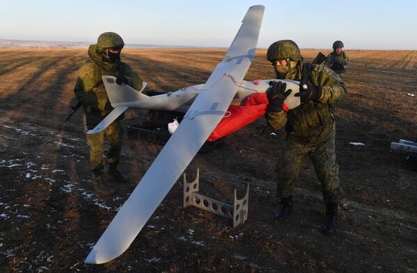 سربازان ارتش روسیه در بخش جنوبی عملیات ویژه،پهپاد &quot;اورلان-10 او&quot; را جمع کردن می‌کنند. - اسپوتنیک ایران  