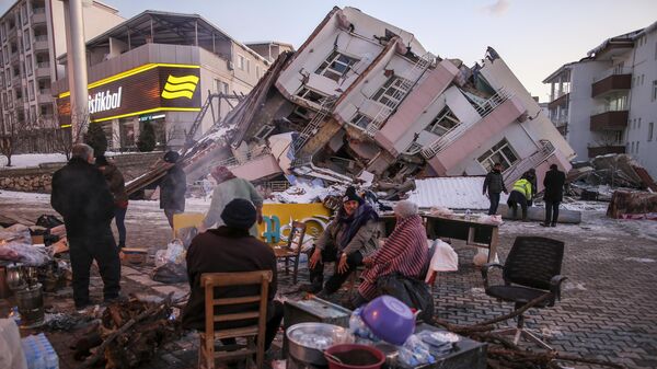 Люди возле рухнувших зданий в Голбаси, Турция - اسپوتنیک ایران  