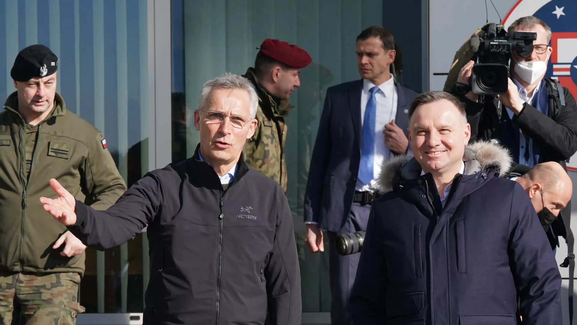 Генеральный секретарь НАТО Йенс Столтенберг (слева) с президентом Польши Анджеем Дудой на военной авиабазе в Ласке, Польша
