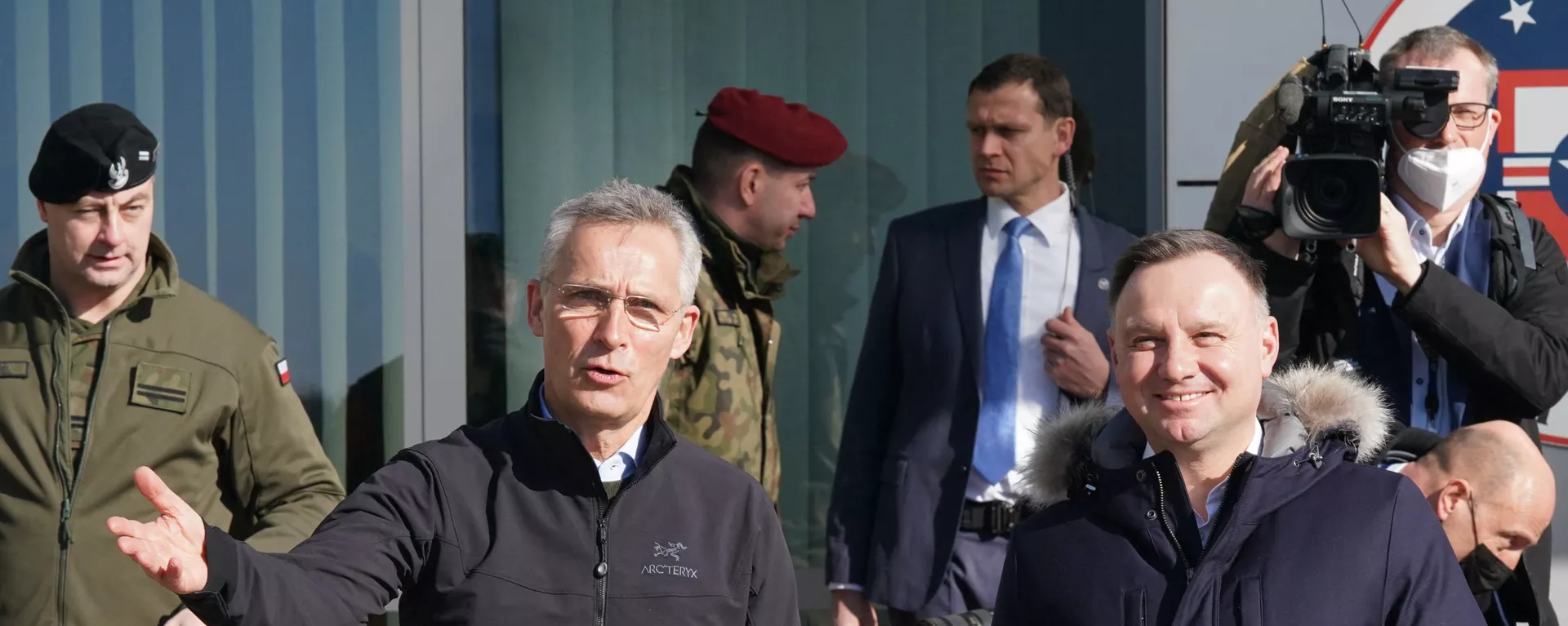 Генеральный секретарь НАТО Йенс Столтенберг (слева) с президентом Польши Анджеем Дудой на военной авиабазе в Ласке, Польша - اسپوتنیک ایران  , 1920, 12.02.2023