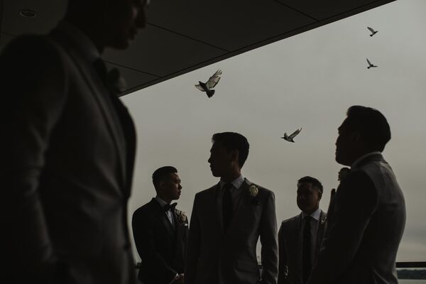 جشن عروسی جف چانگ ترکیبی واقعی از عناصر لحظه ای. آسمان، بالکن با نور کم و پرواز پرنده. - اسپوتنیک ایران  