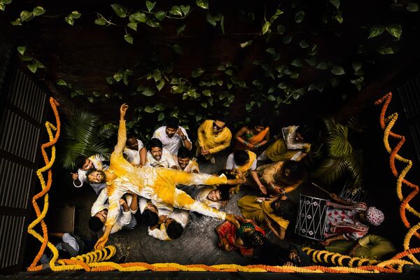 آویسمیتا باتاچاریا هند. این عکس بعد از جشن هالدی زمانی که هم عروس و هم داماد در کنار عزیزان خود هستند گرفته شده است. - اسپوتنیک ایران  