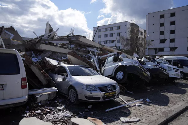 سقوط یک ساختمان ویران شده بر روی خودروها در شهر نورداگی در حومه شهر عثمانیه در جنوب ترکیه - اسپوتنیک ایران  