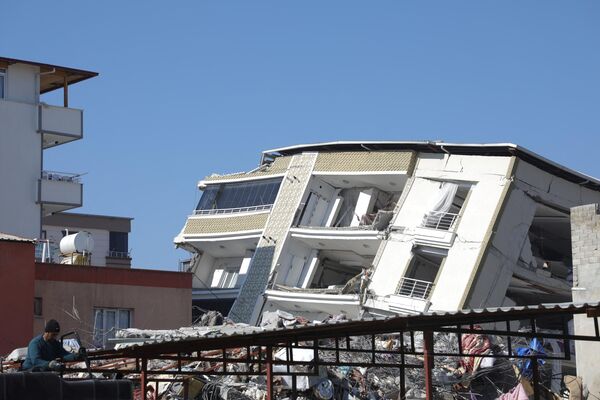  یک ساختمان فروریخته در Islahiya، در منطقه غازیانتپ - اسپوتنیک ایران  