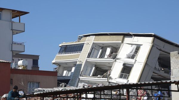 Разрушенное здание в Ислахии, в сильно пострадавшем районе Газиантеп, Турция - اسپوتنیک ایران  
