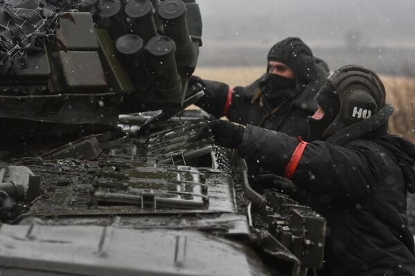 نظامیان  در نزدیکی تانک تی - 72 نیروهای مسلح روسیه در بخش جنوبی عملیات نظامی ویژه. - اسپوتنیک ایران  