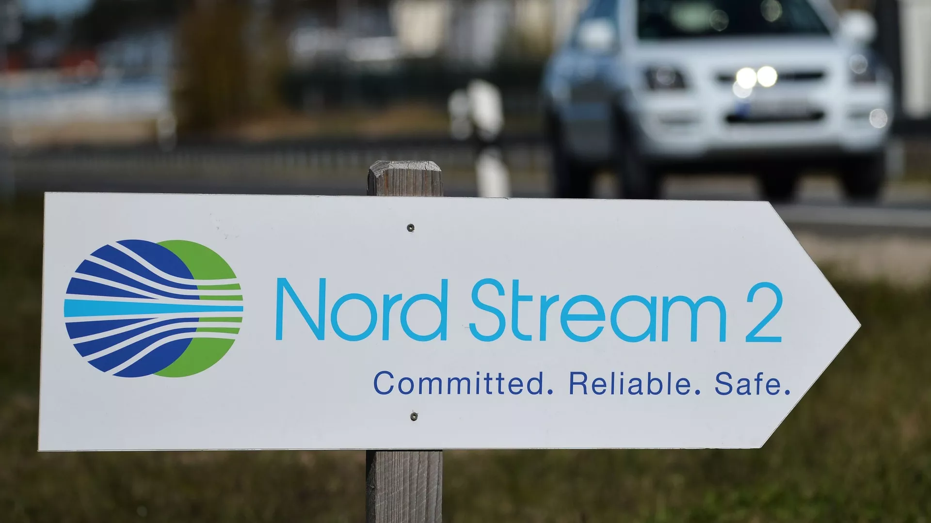Указатель с символикой компании Nord Stream 2 AG