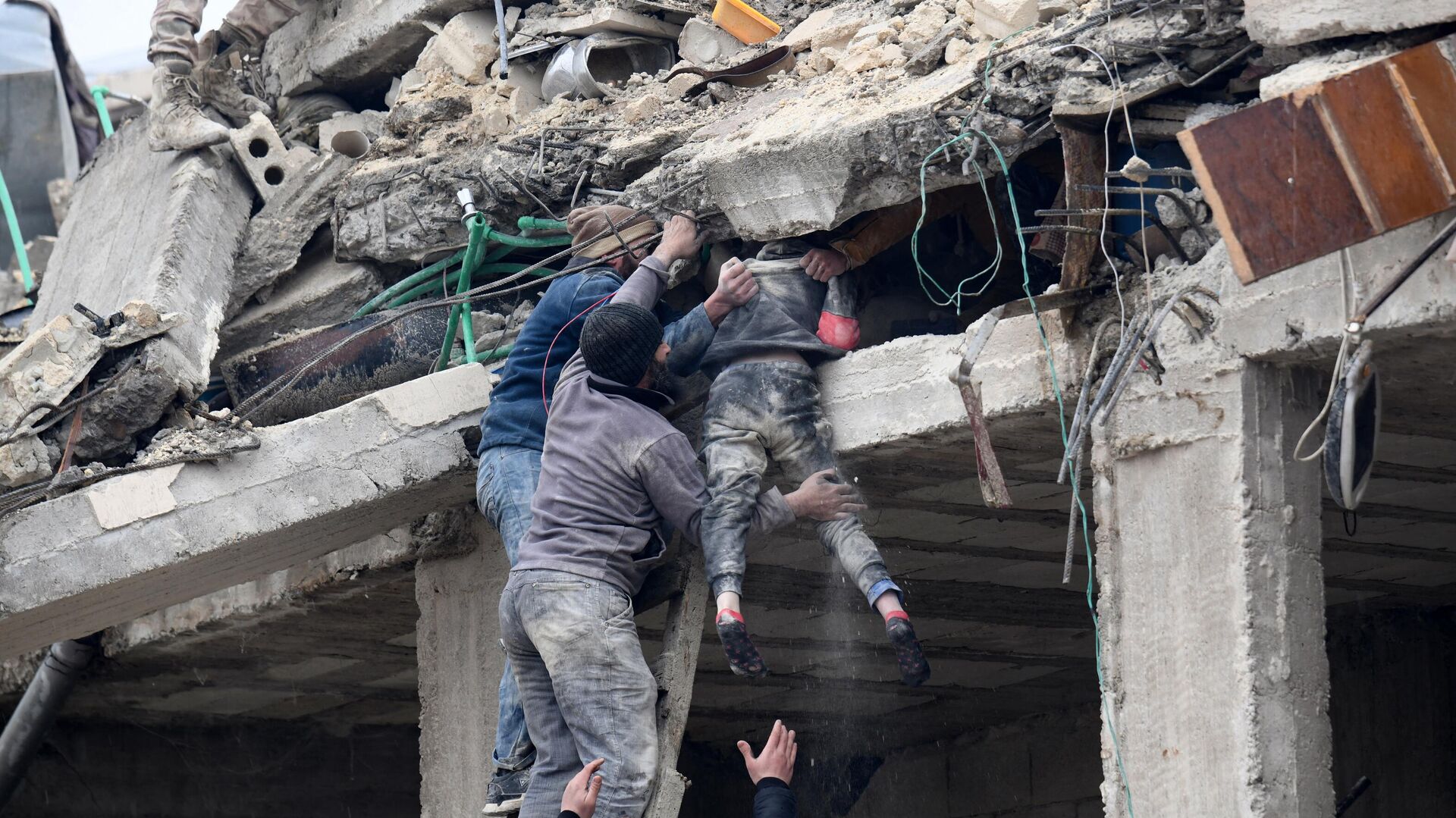 Спасение ребенка в пострадавшем в результате землетрясения сирийском городе Джандарис - اسپوتنیک ایران  , 1920, 17.02.2023